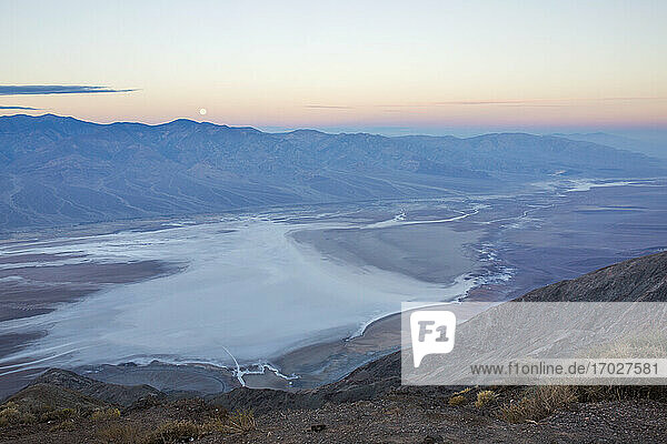 Blick bei Mondlicht über das Badwater Basin zur Panamint Range  Dante's View  Death Valley National Park  Kalifornien  Vereinigte Staaten von Amerika  Nordamerika