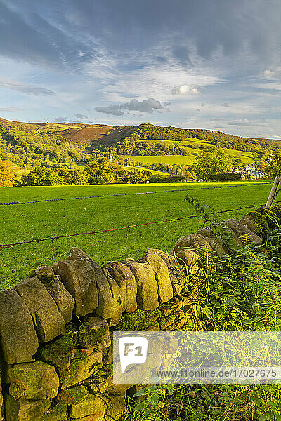 Blick auf Hathersage und Landschaft Herbstfarben  Derbyshire Peak District  Derbyshire  England  Vereinigtes Königreich  Europa