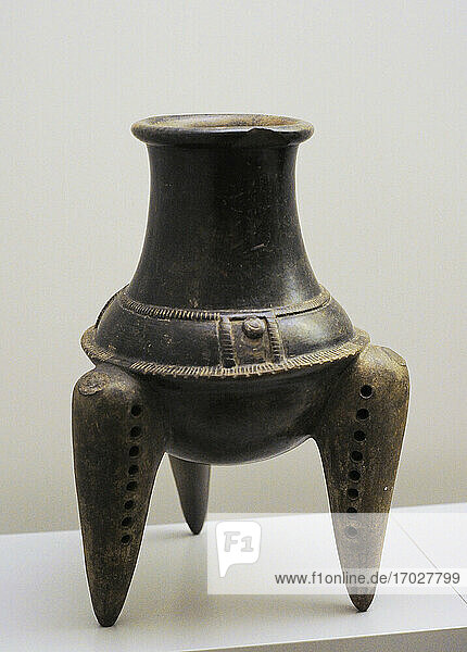 Dreibeinige Schale mit Rasselfüßen. Keramisch. Periode VI (1000-1500 AD). Nicoya-Region  Costa Rica. Museum der Amerikas. Madrid  Spanien.
