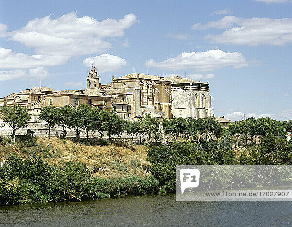 Spanien  Kastilien und León  Provinz Valladolid  Tordesillas. Das 1363 gegründete königliche Kloster Santa Clara liegt am Douro-Fluss.