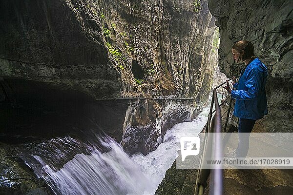 Tourist in den Skocjan-Höhlen  Slowenien  mit Blick auf den Wasserfall am Fuße des Großen Tals (Velika Dolina)  Karstregion in Slowenien  Europa