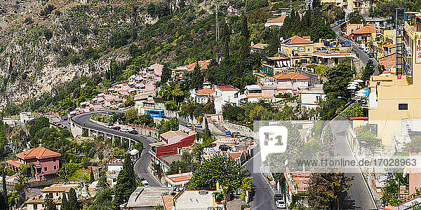 Taormina  Panoramafoto von windigen Straßen  die sich durch Taormina hinauf nach Castelmola schlängeln  Sizilien  Italien  Europa. Dies ist ein Panoramafoto von windigen Straßen  die sich durch Taormina hinauf nach Castelmola  Sizilien  Italien  Europa  schlängeln.