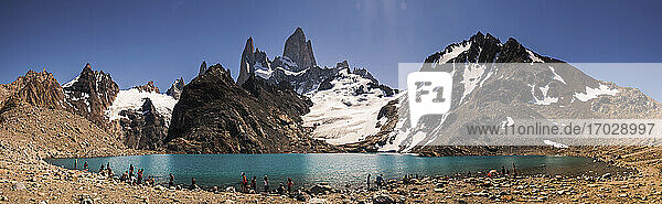 Der Berg Fitz Roy (auch bekannt als Cerro Chalten) erhebt sich vom Lago de los Tres  El Chalten  Patagonien  Argentinien