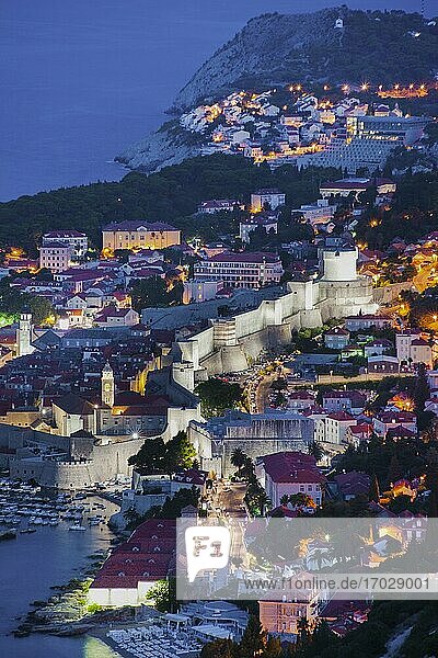 Foto der Stadtmauern der Altstadt von Dubrovnik bei Nacht  Dalmatinische Küste  Kroatien  Europa. Dieses Foto der Altstadtmauern von Dubrovnik bei Nacht wurde vom Zarkovica-Hügel an der dalmatinischen Küste in Kroatien aufgenommen. Während jeder die fantastische Aussicht auf die Altstadt von Dubrovnik von den alten Stadtmauern aus sieht  gehen nur wenige Menschen auf den Zarkovica-Hügel  um die unschlagbare Aussicht auf die gesamte Altstadt und die Stadtmauern von Dubrovnik zu genießen. Machen Sie sich die Mühe und gehen Sie hin! Es ist fantastisch!