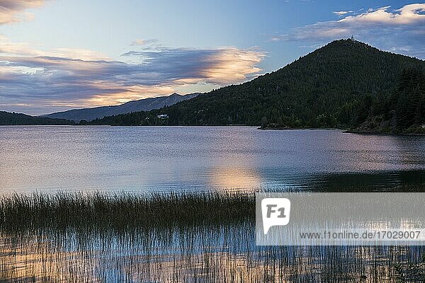 Sonnenuntergang am Nahuel Huapi See (Lago Nahuel Huapi)  Bariloche (auch bekannt als San Carlos de Bariloche)  Rio Negro Provinz  Patagonien  Argentinien