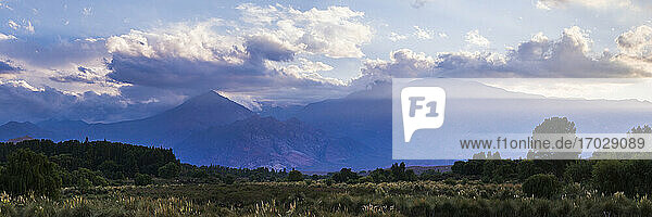 Andenlandschaft mit dramatischen Wolken bei Sonnenuntergang  Uspallata  Provinz Mendoza  Argentinien