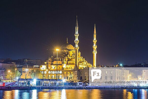 Spiegelung der Neuen Moschee (Neue Valide Sultan Moschee) im Goldenen Horn bei Nacht  Istanbul  Türkei