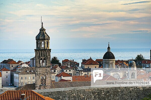 Foto des Dominikanerklosters und der Kathedrale von Dubrovnik bei Sonnenuntergang  Altstadt von Dubrovnik  Kroatien. Dies ist ein Foto von der Spitze des Dominikanerklosters und der Kathedrale von Dubrovnik  auch bekannt als Kathedrale der Himmelfahrt der Jungfrau Maria  bei Sonnenuntergang.