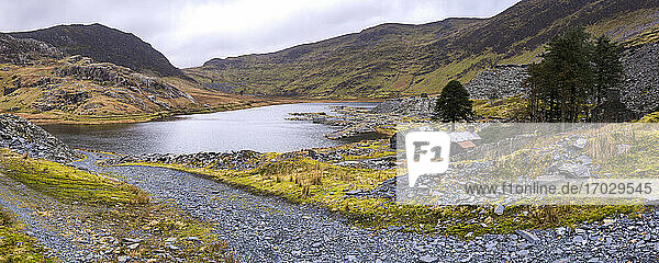 Cwmorthin Quarry und Cwmorthin Lake  ein stillgelegter Steinbruch in Tanygrisiau  Vale of Ffestiniog  Gwynedd  Nordwales  Wales  Vereinigtes Königreich  Europa