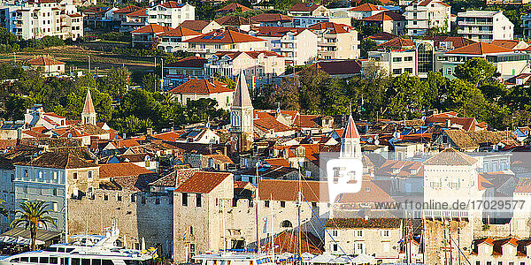 Panoramafoto der Domtürme bei Sonnenaufgang  Trogir  Dalmatinische Küste  Kroatien  Europa. Dieses Panoramafoto zeigt die historische Stadt Trogir bei Sonnenaufgang. Die beste Aussicht auf Trogir  eine wunderschöne historische Stadt an der dalmatinischen Küste Kroatiens  hat man von der Spitze des Hügels auf der Insel Ciovo.