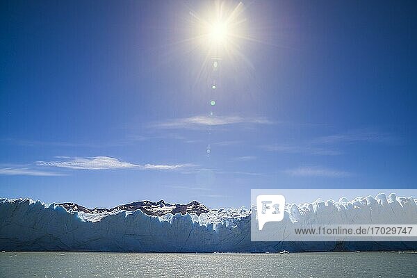 Die Sonne lässt die Eiskappe des Gletschers aufgrund der globalen Erwärmung und des Klimawandels schmelzen  was Auswirkungen auf die Umwelt am Perito-Moreno-Gletscher  Nationalpark Los Glaciares  El Calafate  Patagonien  Argentinien  hat