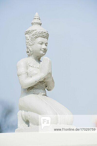 Der Tempel des Smaragdbuddhas im Königspalast  eine kleine weiße Buddha-Statue  Phnom Penh  Kambodscha  Südostasien  Asien