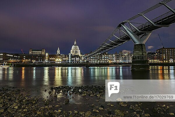 St. Pauls Cathedral und Millennium Bridge bei Nacht  City of London  London  England