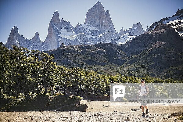 Wanderung mit dem Berg Fitz Roy (auch bekannt als Cerro Chalten) im Hintergrund  Los Glaciares National Park  El Chalten  Patagonien  Argentinien