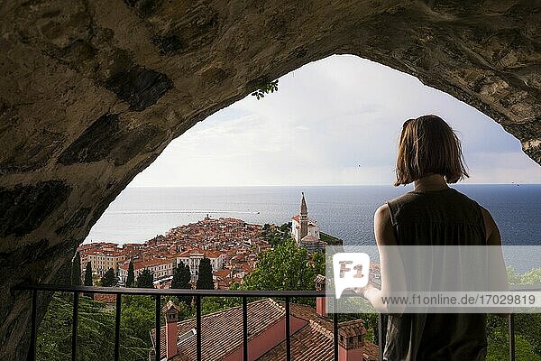 Tourist auf der Stadtmauer von Piran  Slowenisch Istrien  Slowenien  Europa