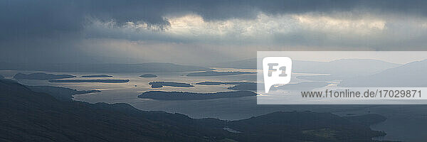 Die Inseln des Loch Lomond in der Morgendämmerung  gesehen vom Ben Lomond im Trossachs-Nationalpark  Schottische Highlands  Schottland