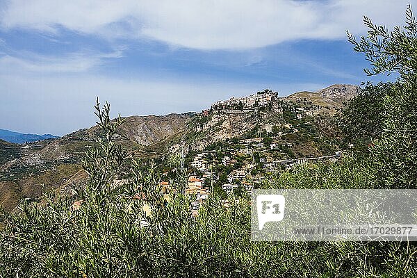 Castelmola  ein Dorf auf einem Hügel oberhalb von Taormina  Sizilien  Italien  Europa. Dies ist ein Foto von Castelmola  einem Dorf auf einem Hügel oberhalb von Taormina  Sizilien  Italien  Europa.