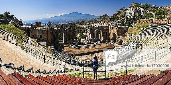 Panoramafoto eines Touristen  der das Teatro Greco alias Taormina Greek Theatre besucht  mit dem Vulkan Ätna im Hintergrund  Sizilien  Italien  Europa. Dies ist ein Panoramafoto von einem Touristen  der das Teatro Greco alias Taormina Greek Theatre besucht  mit dem Vulkan Ätna im Hintergrund  Sizilien  Italien  Europa.