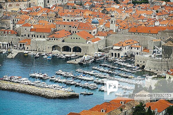 Foto des Hafens von Dubrovnik in der Altstadt von Dubrovnik  Dalmatinische Küste  Kroatien  Europa. Dies ist ein Foto des Hafens von Dubrovnik in der Altstadt von Dubrovnik. Es zeigt den Hafen von Dubrovnik und die Altstadt von Dubrovnik  die an der dalmatinischen Küste Kroatiens in die Adria hinausragen. Die mit Abstand beste Aussicht auf den Hafen von Dubrovnik hat man von erhöhten Hügeln wie dem Zarkovica-Hügel.