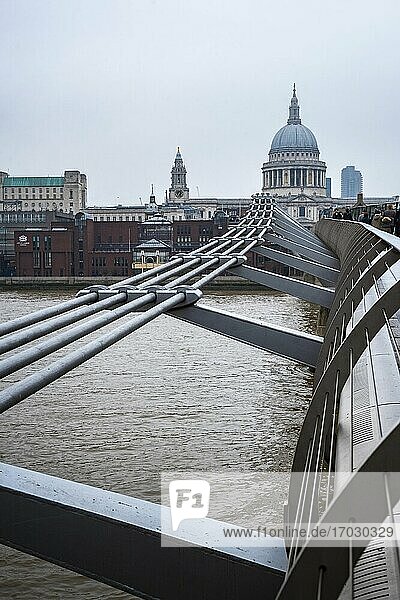 St.-Pauls-Kathedrale und Millennium-Brücke  City of London  London  England