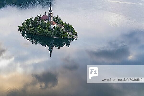 Sonnenaufgang Landschaft von Lake Bled Insel Reflexionen und die Kirche der Himmelfahrt der Heiligen Maria  Gorenjska  Slowenien  Europa