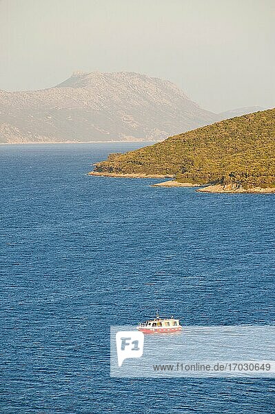 Foto eines Bootes auf der Adria  Stadt Korcula  Insel Korcula  Kroatien  an der dalmatinischen Küste (Dalmacija). Dies ist ein Foto eines Bootes auf der Adria  Stadt Korcula  Insel Korcula  Kroatien.