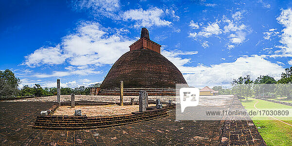 Heilige Stadt Anuradhapura  Jetvanarama Dagoba  auch bekannt als Jetvanaramaya Stupa  Kulturdreieck  Sri Lanka  Asien