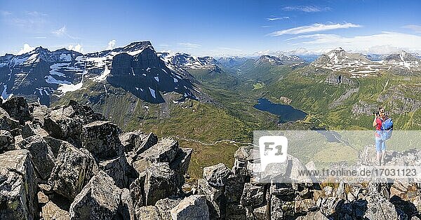 Wanderin am Gipfel des Innerdalstårnet  Hochtal Innerdalen und See Innerdalsvatna  Berge  Trollheimen Mountain Area  Sunndal  Møre og Romsda  Vestlandet  Norwegen  Europa