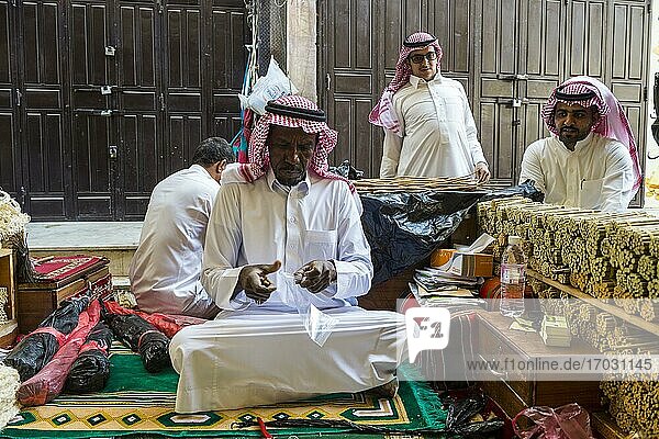 Mann verkauft Kaustangen  Altstadt von Jeddah  Saudi-Arabien  Asien