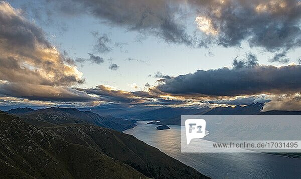 Blick auf Lake Wanaka  Abendhimmel  See und Berglandschaft  Ausblick vom Isthmus Peak  Wanaka  Otago  Südinsel  Neuseeland  Ozeanien