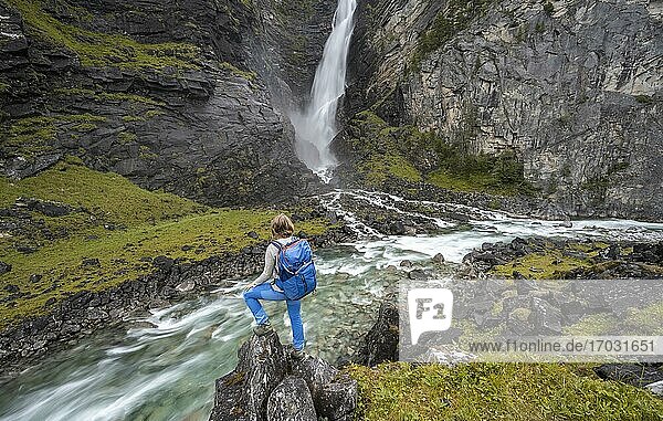Wanderin steht an Fluss Driva  Wasserfall Svøufallet  Åmotan Schlucht  Gjøra  Norwegen  Europa