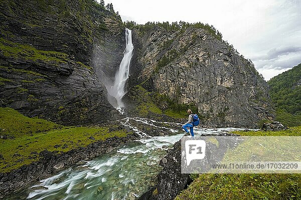 Wanderin steht auf Felsen an Fluss Driva  Wasserfall Svøufallet  Åmotan Schlucht  Gjøra  Norwegen  Europa