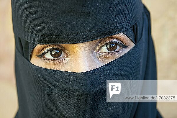 Frau mit traditionellem Hidschab  Tabuk  Saudi-Arabien  Asien