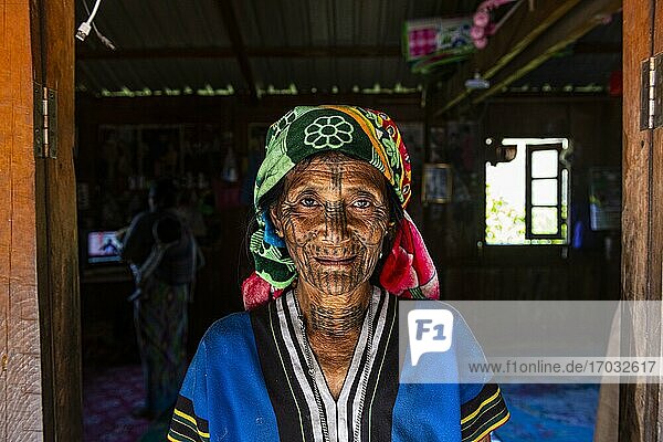 Chin-Frau mit Spinnennetz-Tattoo  Mindat  Chin-Staat  Myanmar  Asien