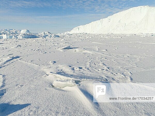 Im Winter in das Meereis des Uummannaq-Fjordsystems eingefrorene Eisberge im Nordwesten Grönlands  weit jenseits des Polarkreises. Nordamerika  Grönland  dänisches Gebiet.