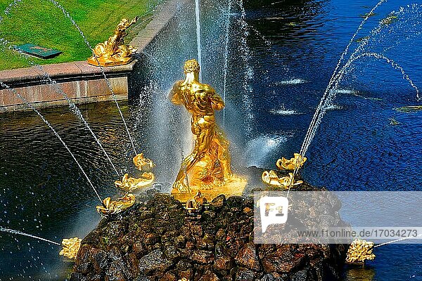 Goldene Skulpturen Samson-Brunnen. Große Kaskade und Großer Kanal. XVIII. Jahrhundert. Peterhof Petrodvorets Russland
