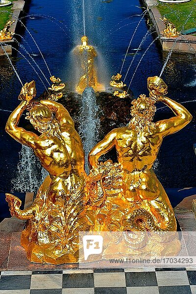 Goldene Skulpturen des Triton-Brunnens. Architekt I.Prokofiev. Große Kaskade. Peterhof Petrodvorets Russland