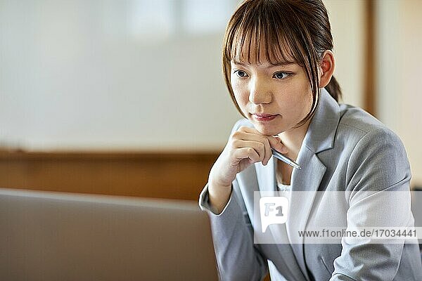 Junge japanische Frau bei der Arbeit