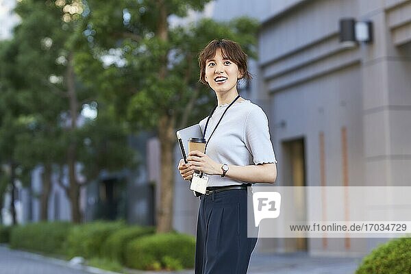 Junge japanische Frau im Freien
