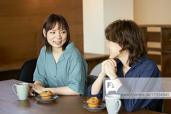 Junge japanische Frauen in einem Cafe