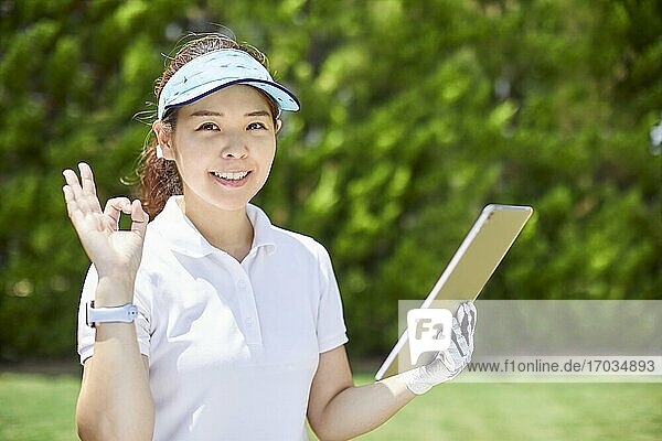 Japanerin übt Golf im Garten