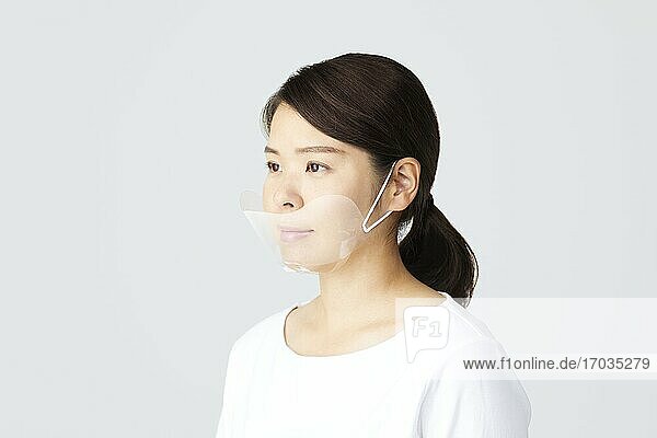 Japanische Frau mit Gesichtsschutz