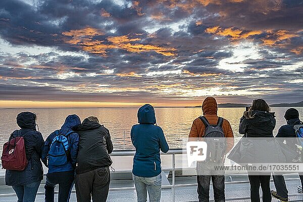 Passagiere blicken über den Ozean  Abendstimmung auf der Fähre vor den Lofoten  Lofoten  Nordland  Norwegen  Europa