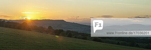 Cotswold Hills bei Sonnenuntergang  Winchcombe  Gloucestershire  The Cotswolds  England  Vereinigtes Königreich  Europa