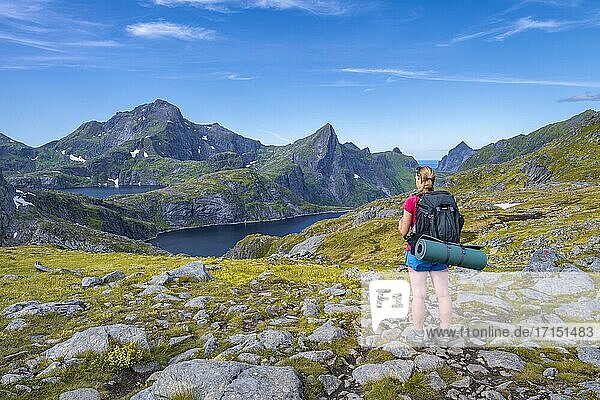 Wanderin blickt auf den See Tennesvatnet  Wanderung zur Munkebu Hütte  Berge  bei Sørvågen  Lofoten  Nordland