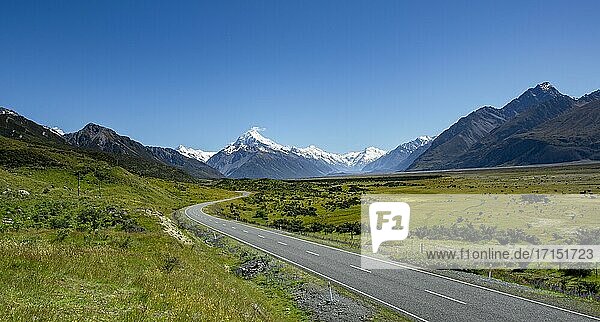 Landstraße mit Ausblick auf schneebedeckten Mount Cook Nationalpark  Südalpen  Canterbury  Südinsel  Neuseeland  Ozeanien
