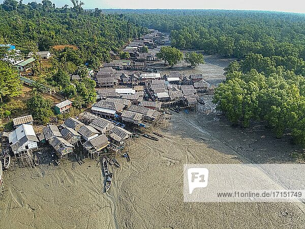 Luftaufnahme eines Fischerdorfes auf Stelzen in den Mangroven des Mergui oder Myeik Archipels  Myanmar  Asien