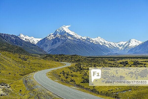 Landstraße mit Ausblick auf schneebedeckten Mount Cook Nationalpark  Südalpen  Canterbury  Südinsel  Neuseeland  Ozeanien