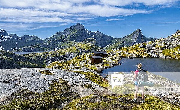 See Tennesvatnet  Wanderin bei der Munkebu Hütte  Berge  bei Sørvågen  Moskenesøya  Lofoten  Nordland  Norwegen  Europa