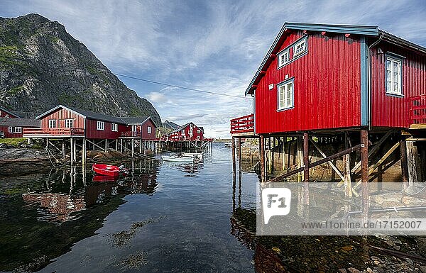 Traditionelle rote Stelzenhäuser  typische Fischerhütten  Å i Lofoten  Lofoten  Nordland  Norwegen  Europa
